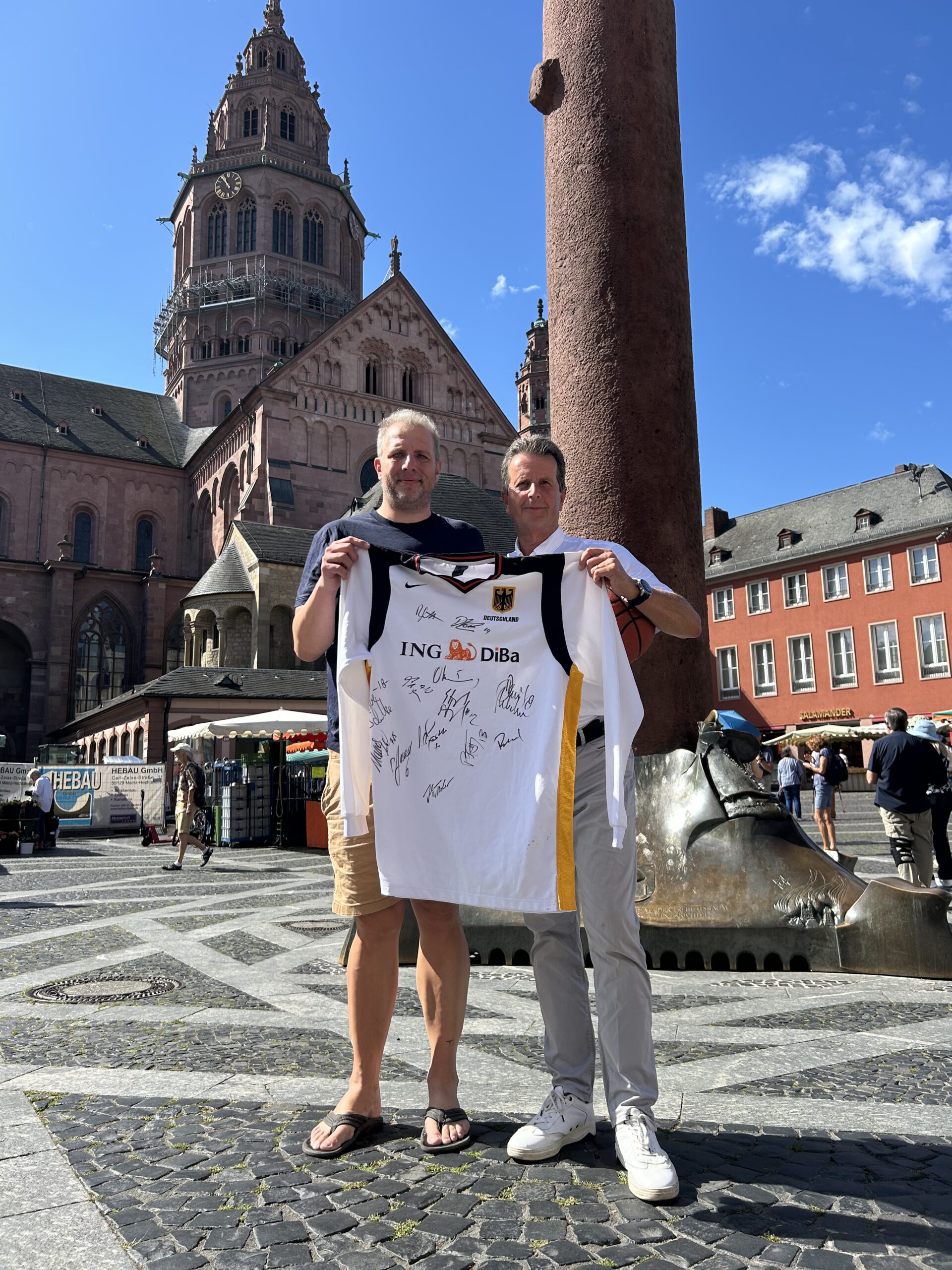 ein original EM-Shooting Shirt von 2005 mit Unterschriften von Basketball-Größen