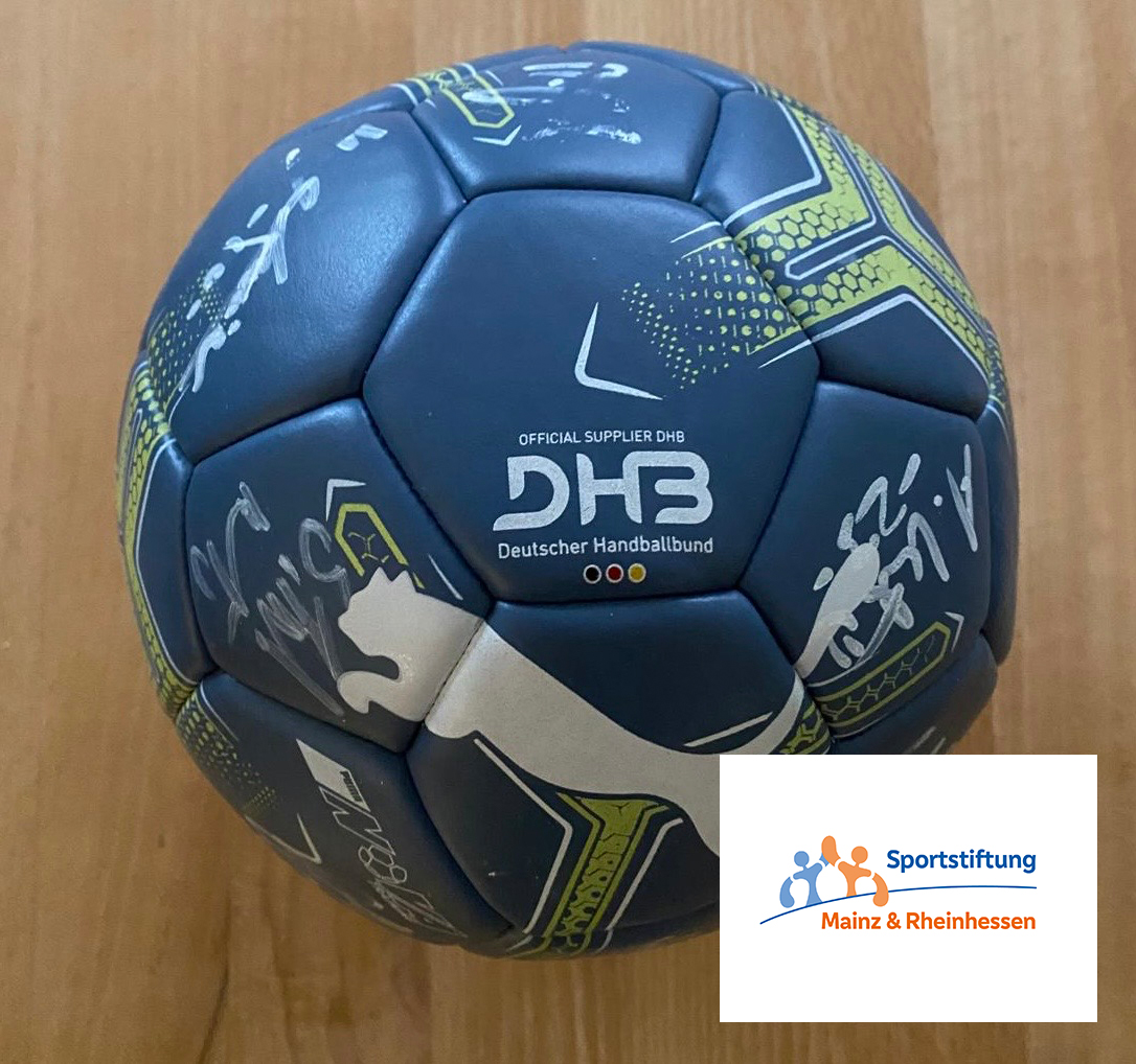 1 WM-Ball mit den Unterschriften der Frauen Handball-Nationalmannschaft