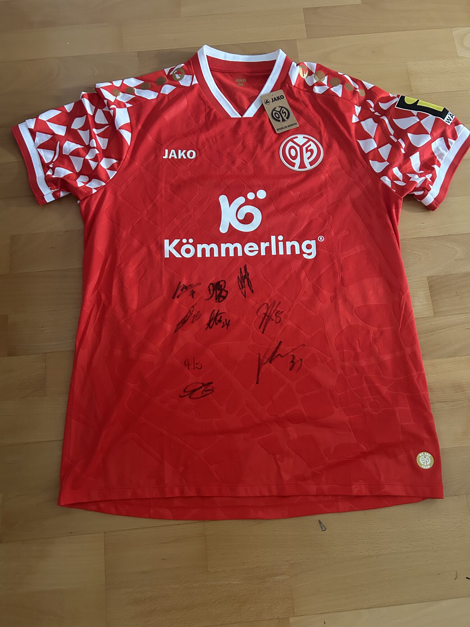 6. Trikot Bundesliga Mainz 05 mit Spieler-Unterschriften