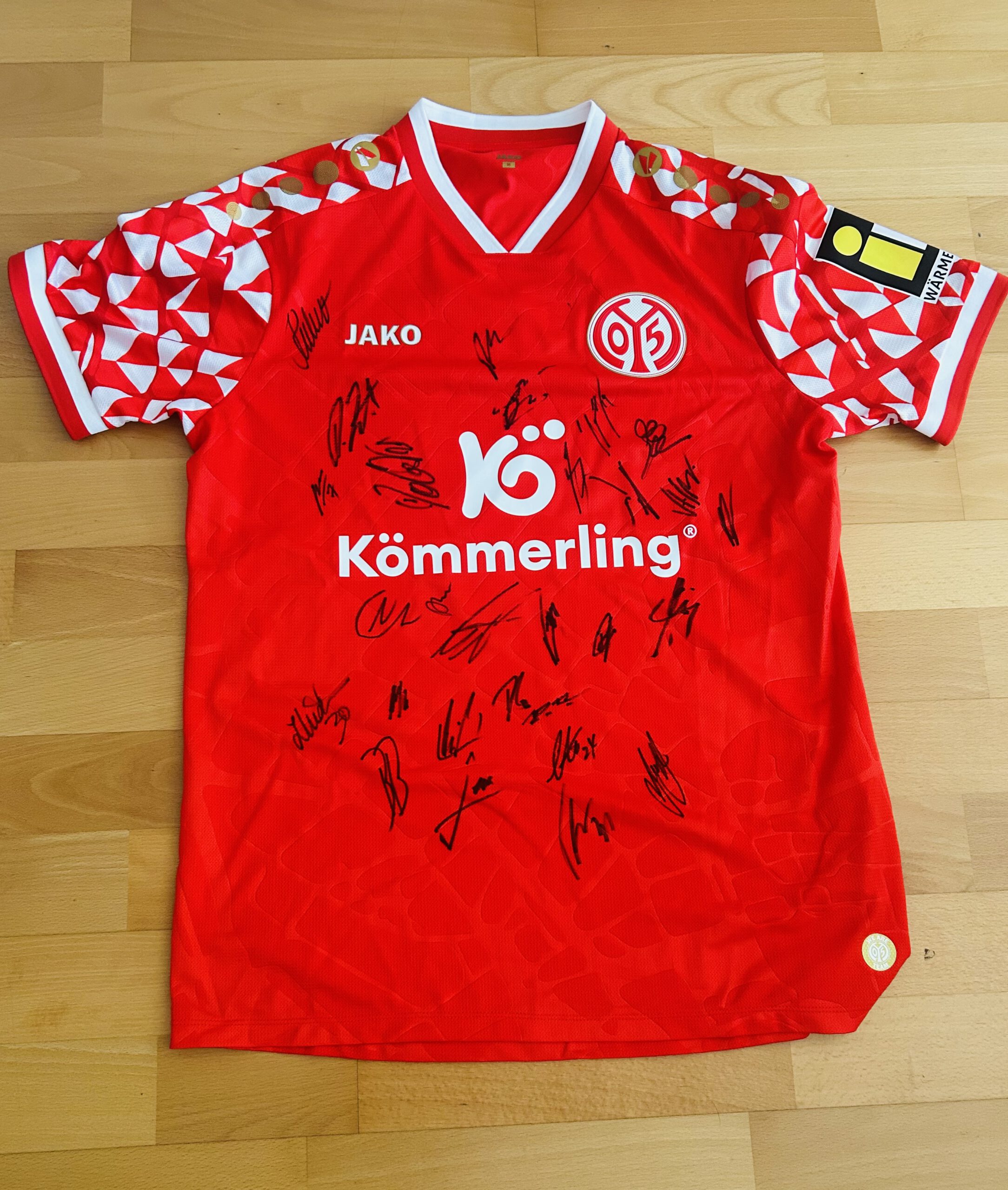 10. Mainz 05 Trikot mit Signaturen der Bundesligaspieler (Größe M)